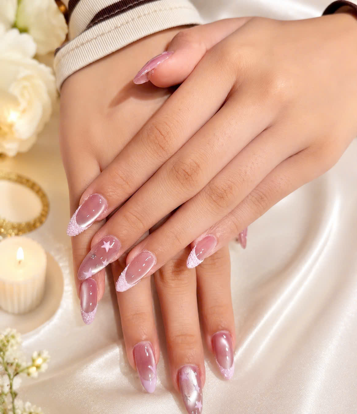 Nails french hồng pastel với hoạ tiết ngôi sao